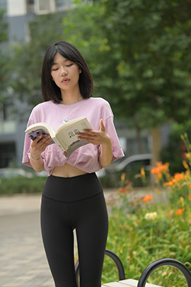 （视频）黑色瑜伽裤翘臀美女打篮球[1.5G/MP4]