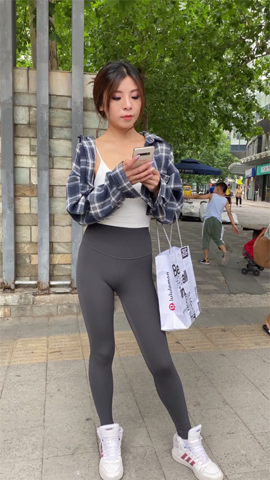 （视频）黑色紧身瑜伽裤翘臀美少妇[1.5G/MP4]