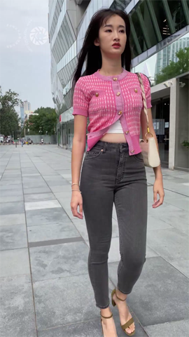 （视频）灰色紧身牛仔裤翘臀少妇[1.6G/MP4]