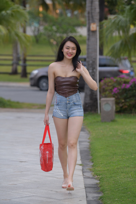 （视频）紧身牛仔热裤翘臀美女[1.3G/MP4]