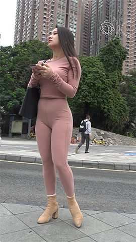 （视频）粉色紧身瑜伽裤丰臀少妇[0.93G/MP4]