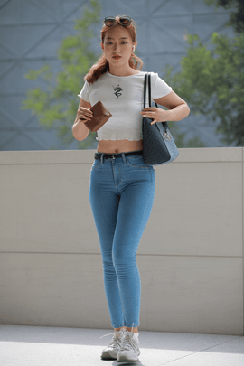 （视频）长腿紧身牛仔裤肥臀小姐姐[1.1G/MP4]