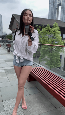 （视频）紧身牛仔热裤翘臀小美女[1.4G/MP4]