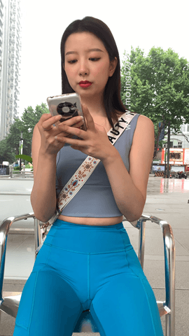 （视频）蓝色紧身瑜伽裤翘臀美女[1.3G/MP4]