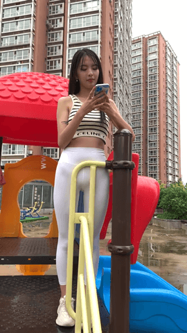 （视频）白色紧身瑜伽裤翘臀美女[1.4G/MP4]