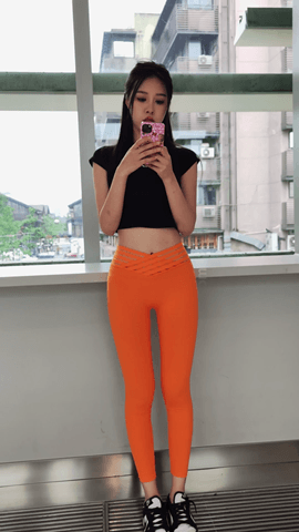 （视频）长腿翘臀美女穿橘黄色紧身瑜伽裤秀完美身材[1.5G/MP4]