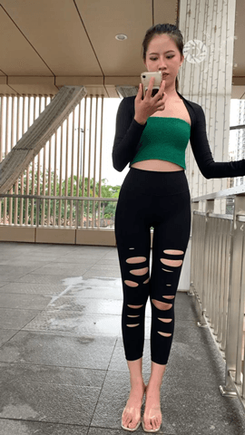 （视频）翘臀美少妇黑色紧身瑜伽裤秀身材[1.8G/MP4]