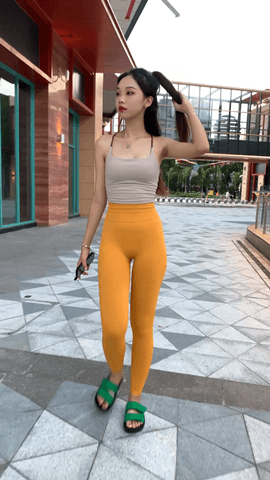 （视频）漂亮的黄色紧身瑜伽裤小姐姐[1.6G/MP4]