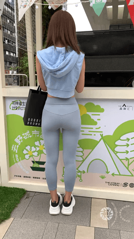 （视频）翘臀美女紧身瑜伽裤显完美身材[1.3G/MP4]