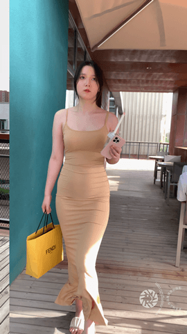 （视频）米黄色紧身包臀裙丰臀少妇[1.6G/MP4]