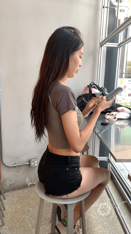 （视频）黑色紧身牛仔热裤翘臀美女[1.4G/MP4]