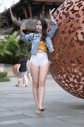 （视频）白色紧身热裤翘臀美女[1.4G/MP4]