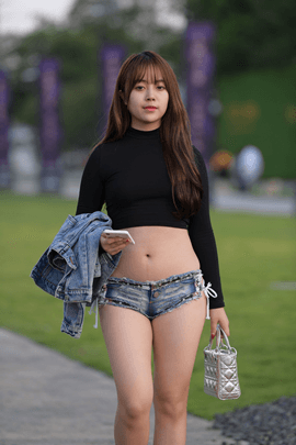 （视频）肥臀美女紧身牛仔热裤好诱人[1.2G/MP4]