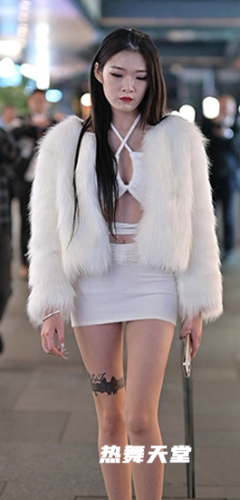 菲菲白色紧身包臀裙外拍-3.07G/MP4